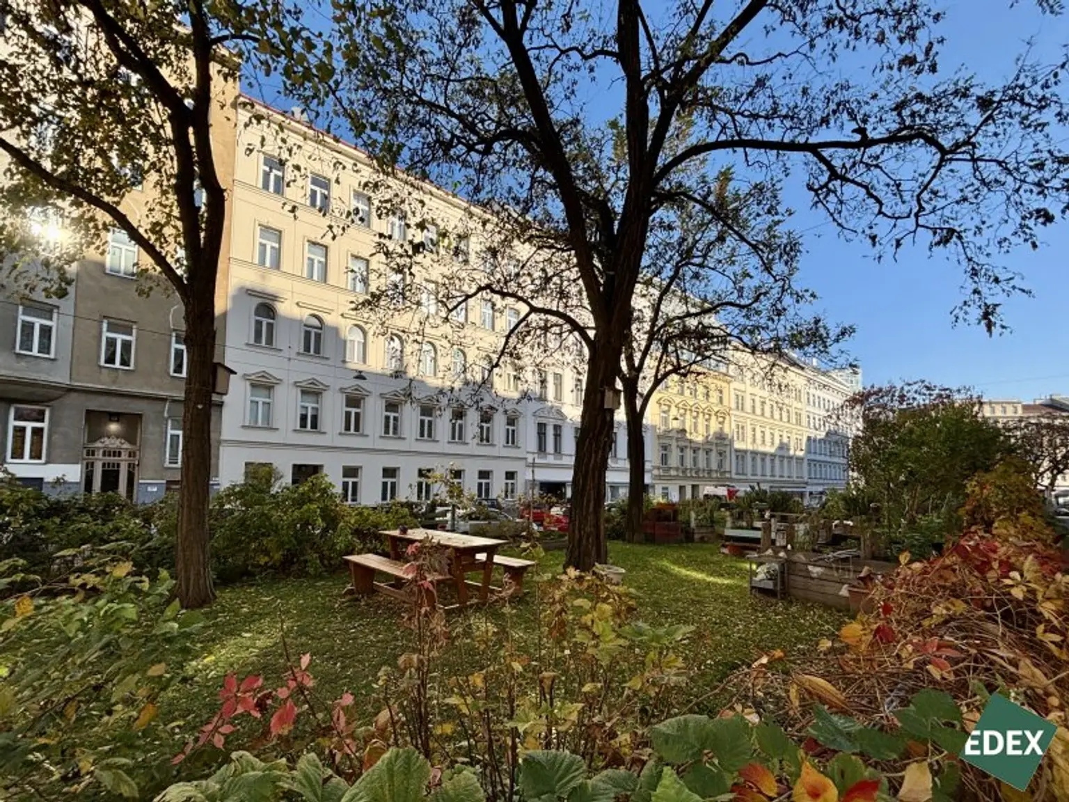 Charmante 2-Zimmer-Dachgeschosswohnung mit Süd-Terrasse und Kühlung nähe Arenbergpark