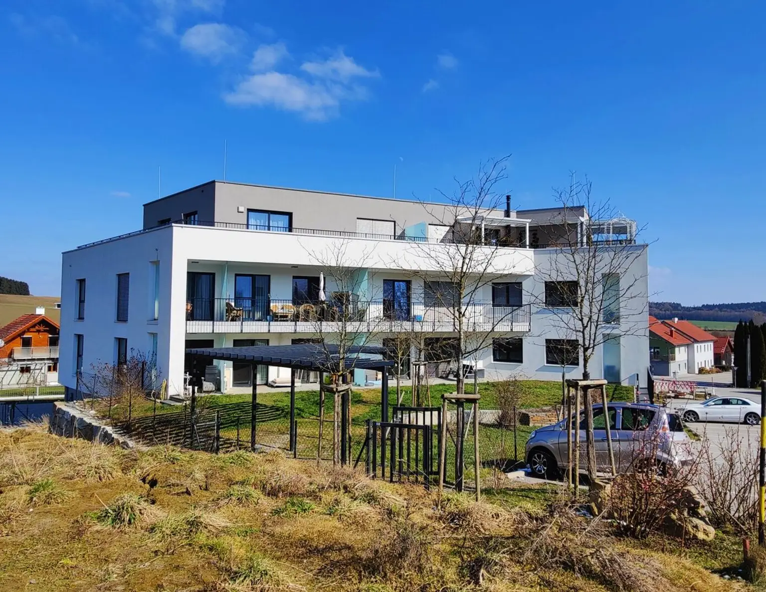 modernes barrierefreies Zinshaus mit großzügigen Freiflächen