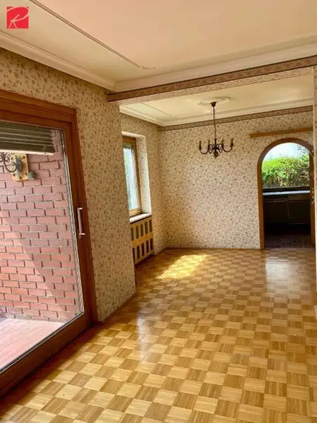 Großzügiges Familienhaus mit Pool und Garten in Toplage