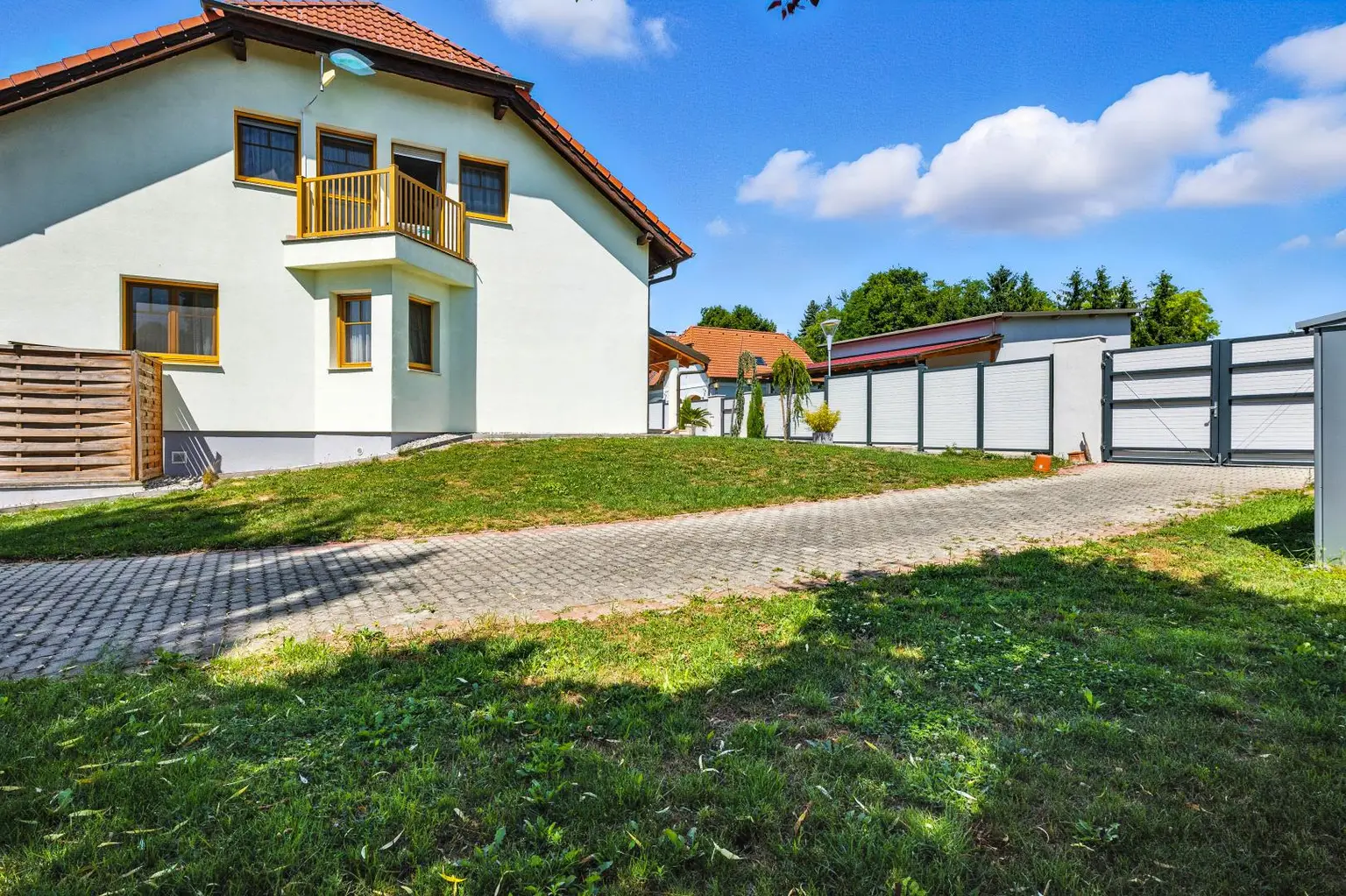 HOCHKARÄTIGES WOHNEN IN GRÜNRUHELAGE! WOHLFÜHL-REFUGIUM DER EXTRA KLASSE: TRADITION TRIFFT MODERNSTEN KOMFORT!