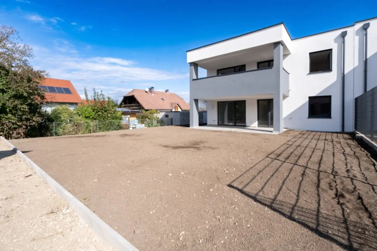 PROVISIONSFREI - Nur mehr 1 Einheit frei: Traumhafte Doppelhaushälfte in Pucking: 6 Zimmer, Keller, Garten & 2 Garagen + 3 Außenstellplätze