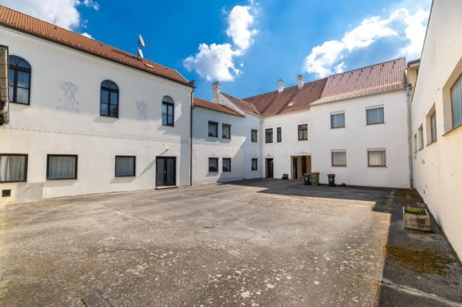 Charmantes Gründerzeithaus im Herzen von Gaweinstal mit angrenzendem Anlageobjekt