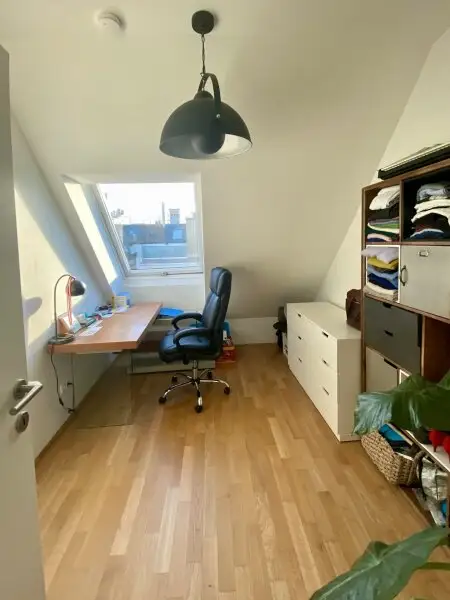 VOLL MÖBLIERTES traumhaft ruhiges Dachgeschoss-Appartement mit Terrasse und perfektem Öffi-Anschluß