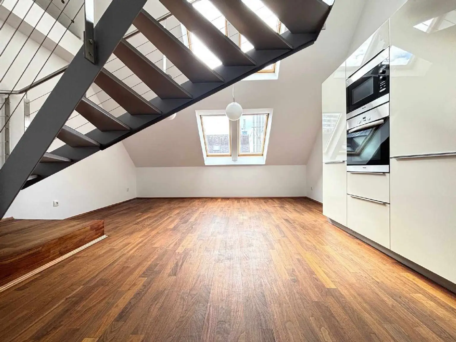 Traumhafte Dachmaisonette mit 2 Terrassen + Dachterrasse - Nähe Arenbergpark