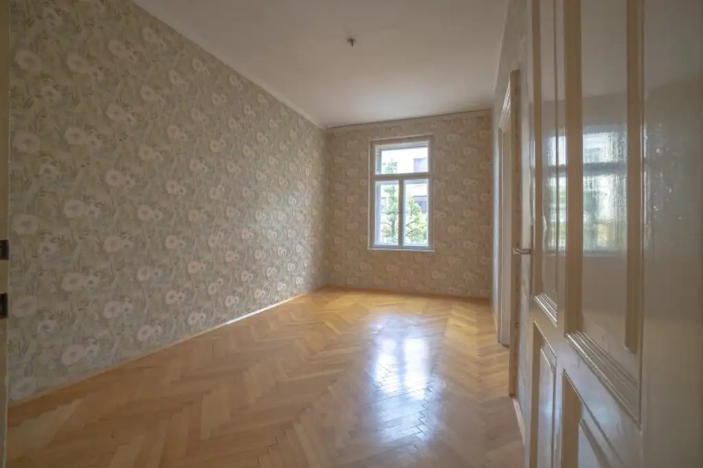 Sanierungsbedürftige 2-Zimmer-Wohnung in Saggen mit Entwicklungspotenzial