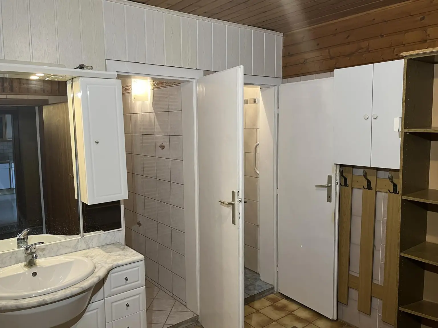Badezimmer mit Eingang Dusche u. WC