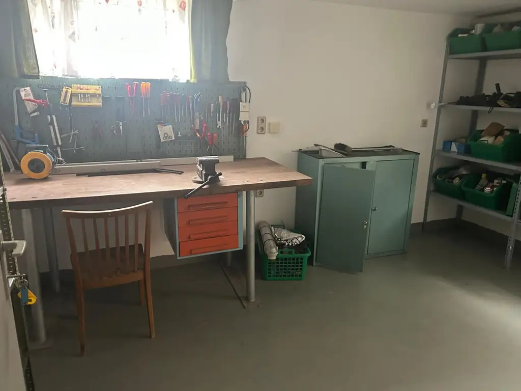 2 Familienhaus mit Pool und Outdoorküche/Poolhaus - Garage für 3 Autos -SOFORT VERFÜGBAR-DACHBODEN AUSBAUBAR