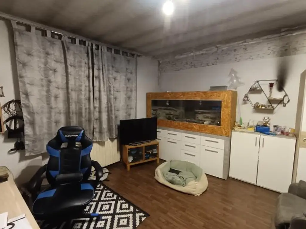 Vielseitiges Wohnhaus mit großzügigem Hof und Nebengebäuden