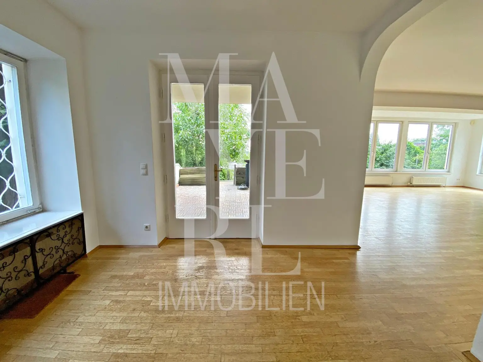 SCHÖNES EINFAMILIENHAUS MIT POOL, TOLLER BLICK, GARAGE & GARTEN