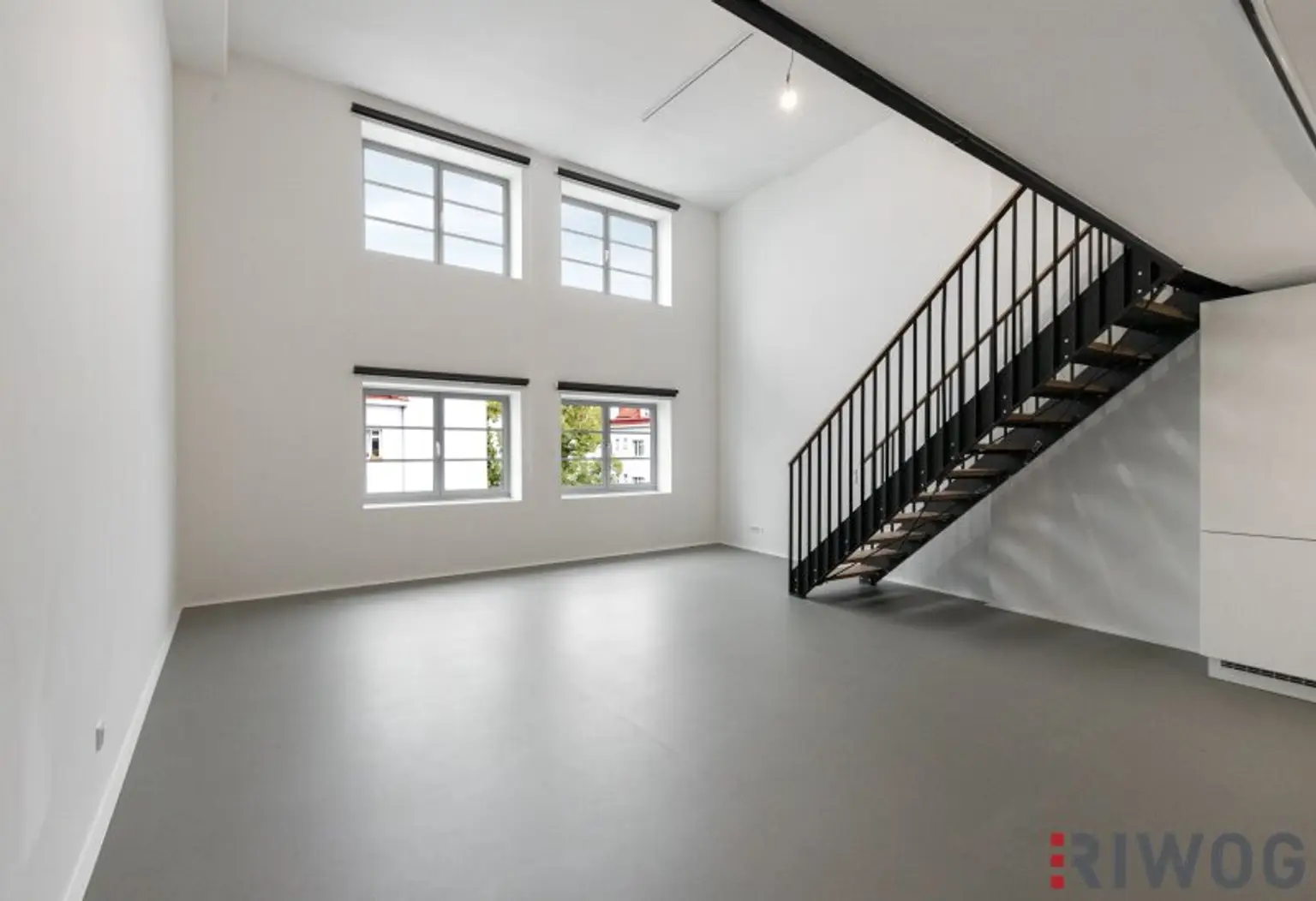 ERSTBEZUG nach Sanierung | Außergewöhnliches Loft mit Raumhöhe bis zu ca. 4,90 m | Büro/Praxis Nutzung und Kurzzeitvermietung möglich