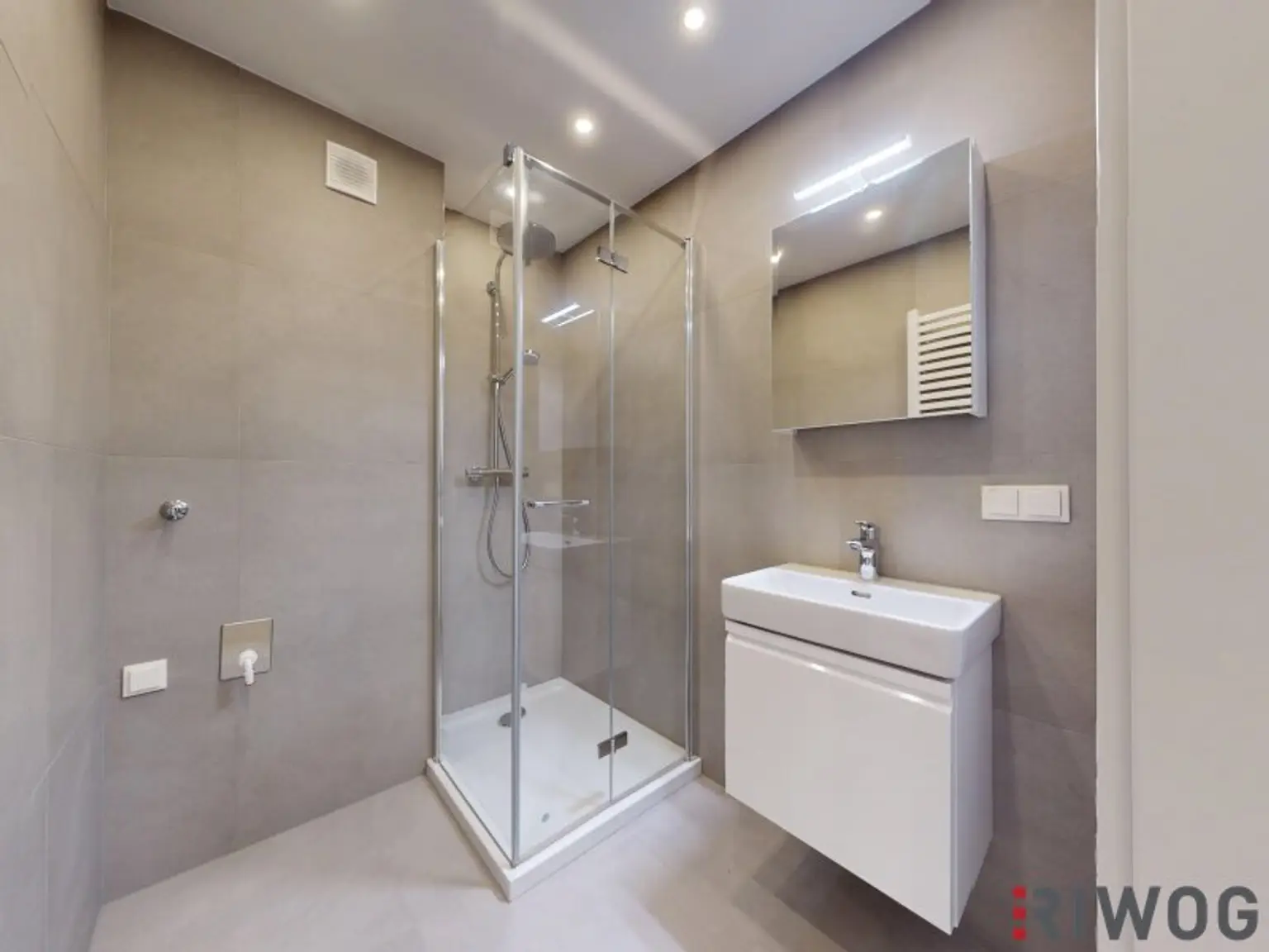 ERSTBEZUG nach Sanierung I Großzügige 2 Zimmer Wohnung mit geräumiger Küche und begehbaren Kleiderschrank I Augartennähe I Tischler Einbauküche inkl. Siemensgeräte I Gratis Miele Waschtrockner bei Kauf bis 31.12.25