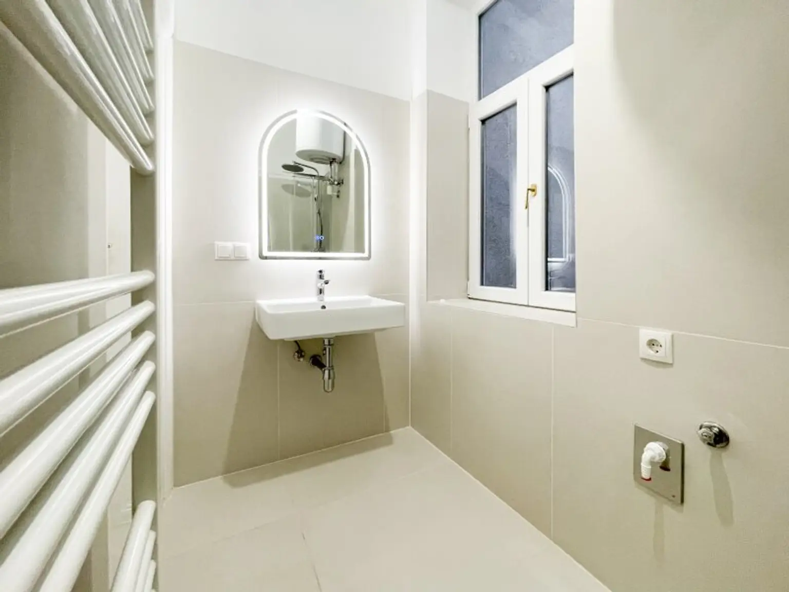 ALTBAU-TRAUM IN WÄHRING – 2,5 ZIMMER • LIFT KOMMT! • TOP LAGE HOFSTATTGASSE