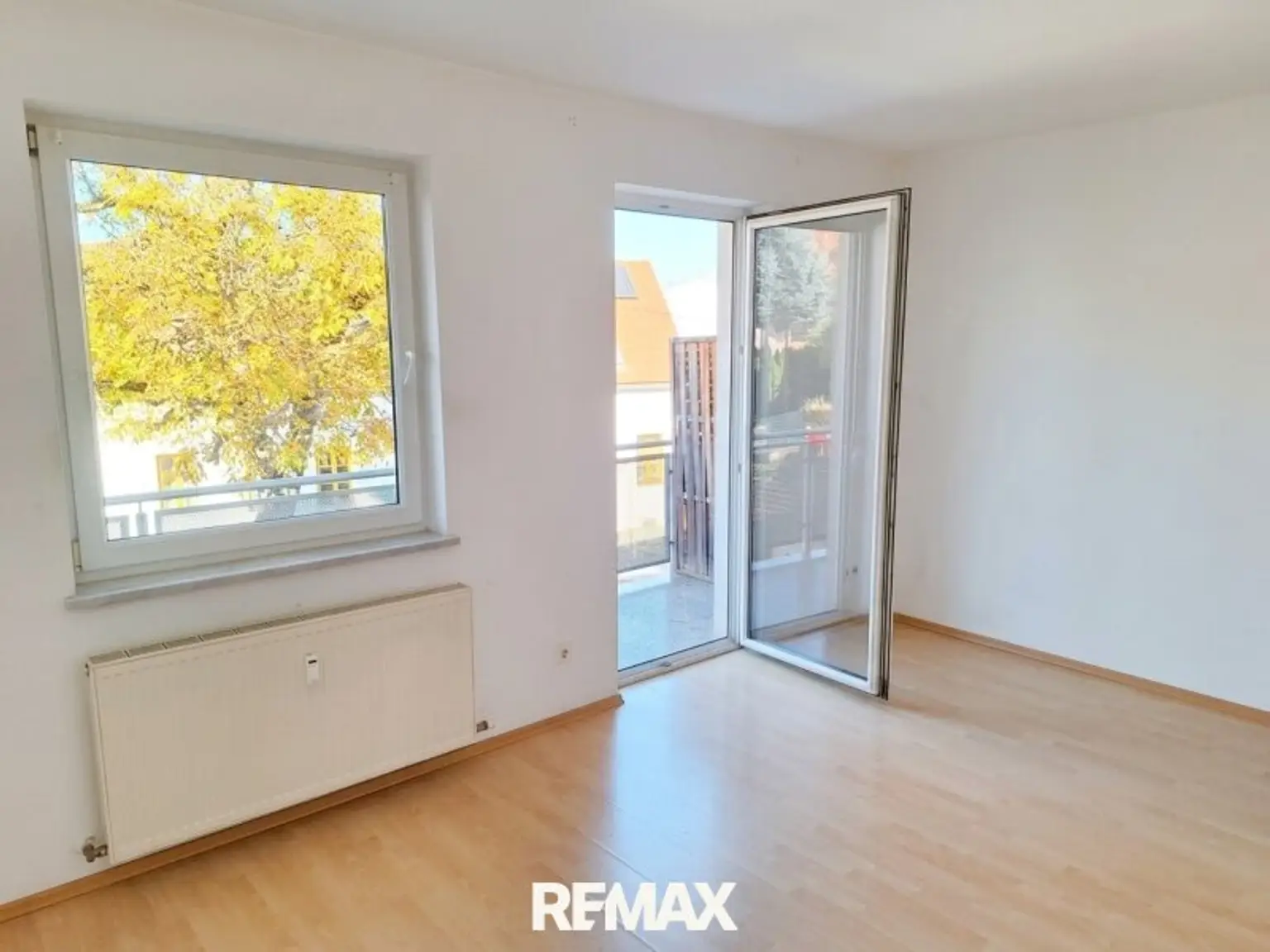 Wohnraum mit Ausgang zum Balkon