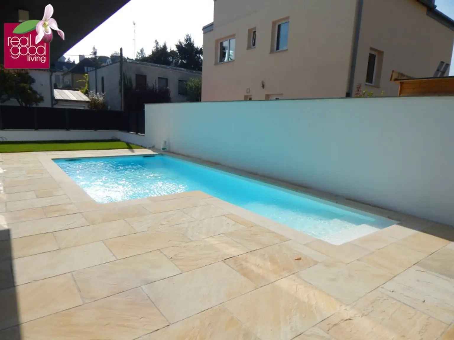 Villa mit Pool, voll unterkellert – mit Top-Ausstattung