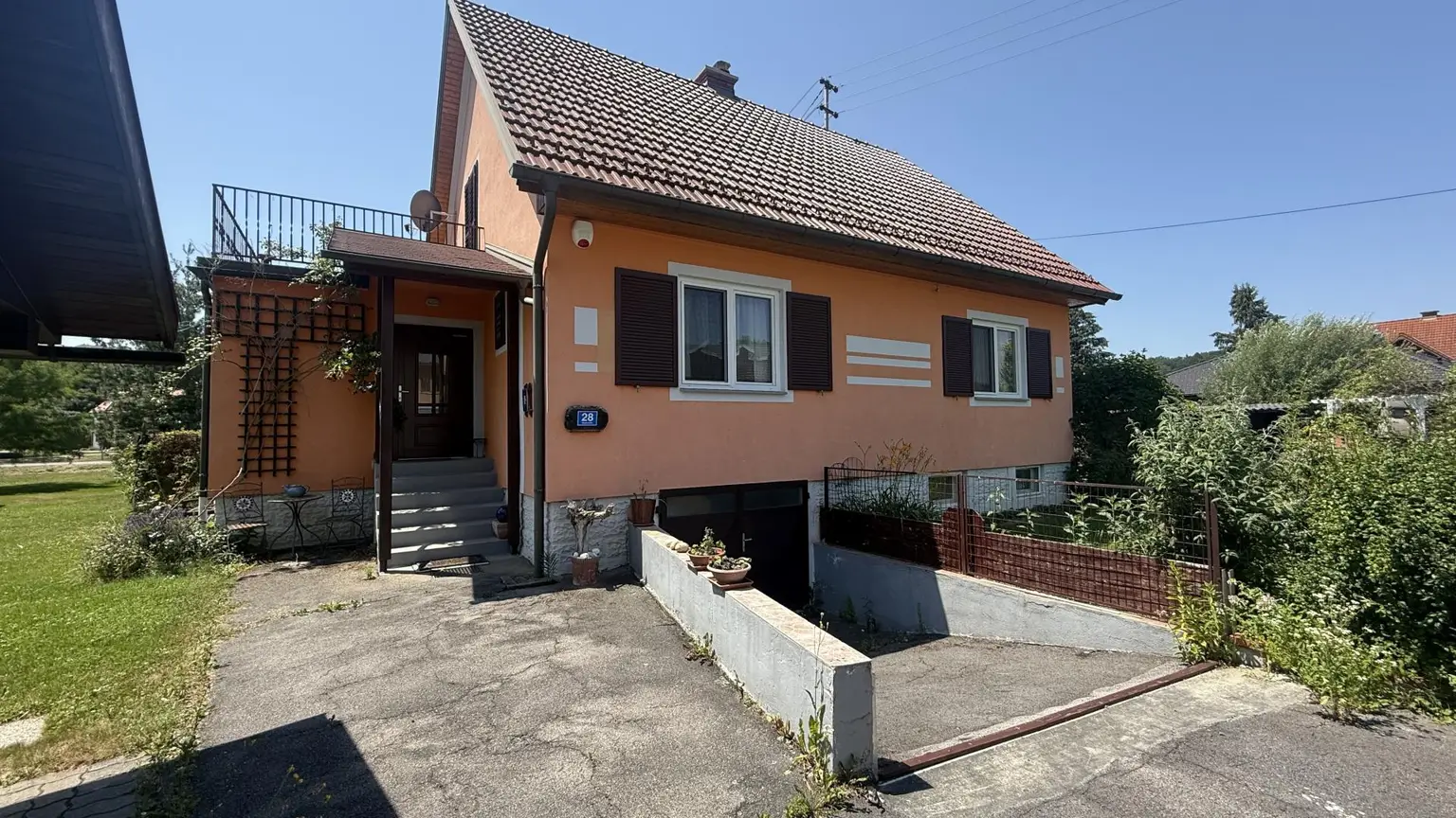 Strassenansicht mit Zufahrt