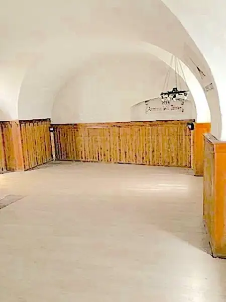 Kleine, historische Entwicklungsliegenschaft im Zentrum von Krems, mit Charme und Rohdachboden, bis auf eine Wohnung leer. wieder ein besonderes Objekt von allesgefunden.at...