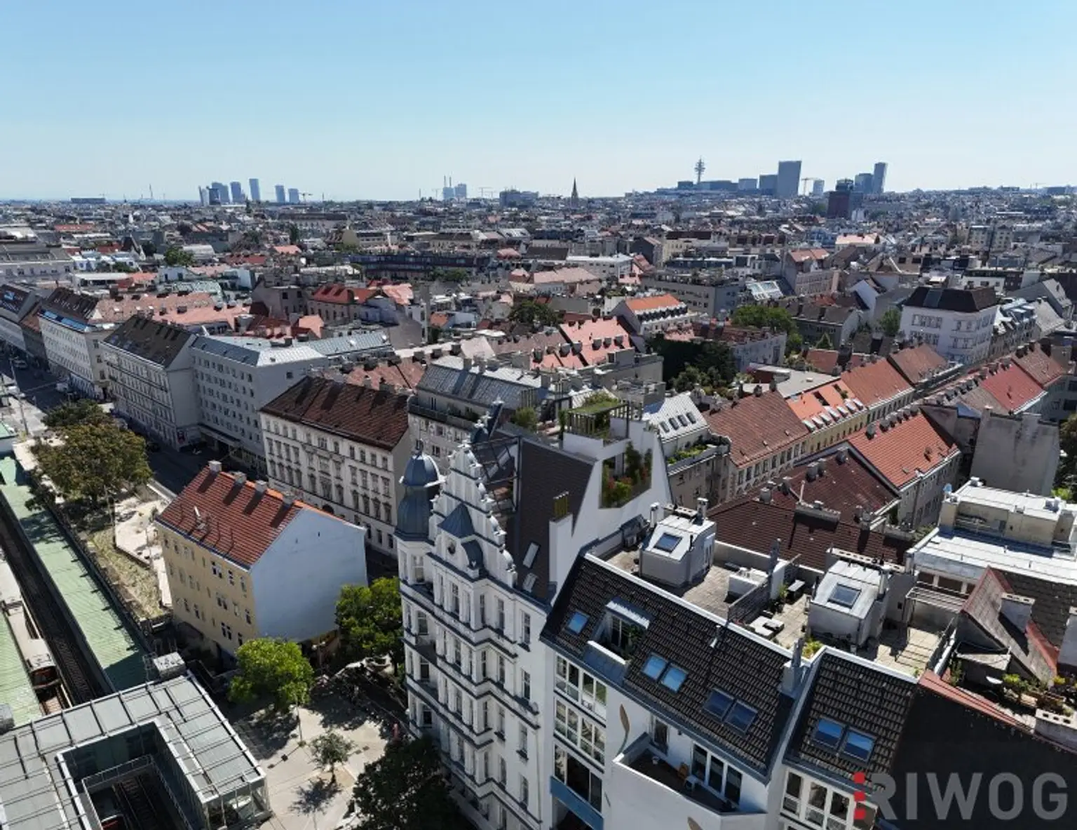 Einmalige Dachgeschosswohnung am Naschmarkt – Mit Vision veredelbar zum 215 m² PENTHOUSE-Juwel mit einmaligen 360°-Blick über Wien