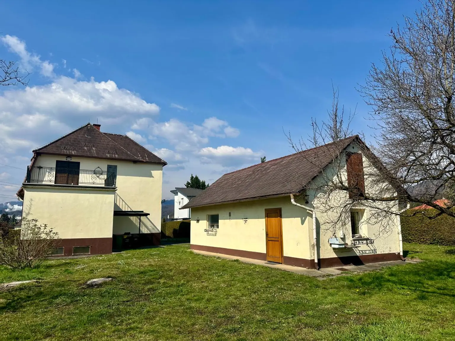 Haus mit Nebengebäude