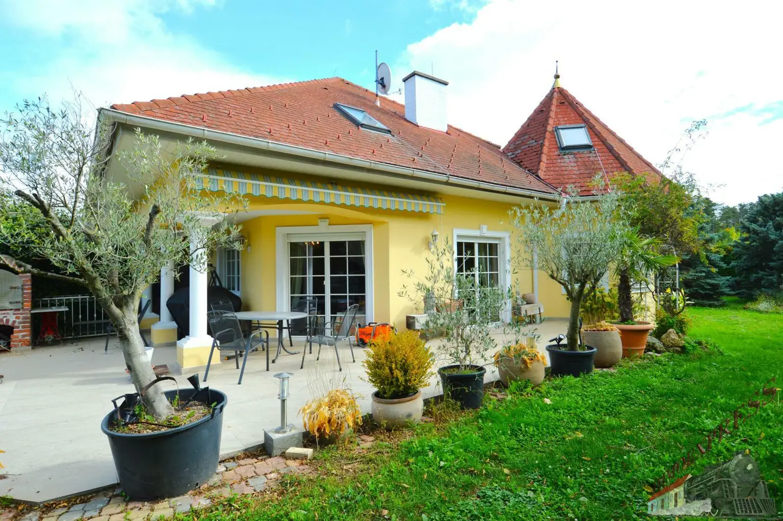 Repräsentatives Einfamilienhaus im italienischen Stil auf ca. 2.711 m²