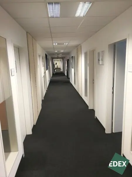 Bürofläche mit Lager und 20 Stellplätzen