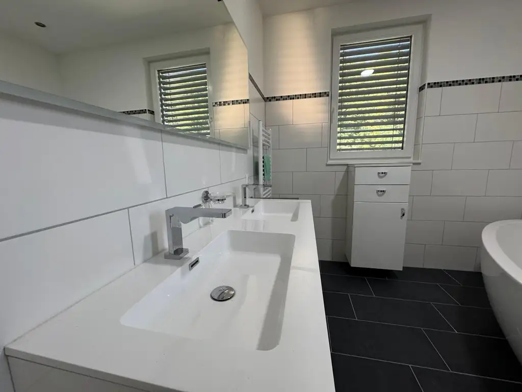 Einfamilienhaus für anspruchsvolle Käufer - im Grünen und doch in Stadtnähe