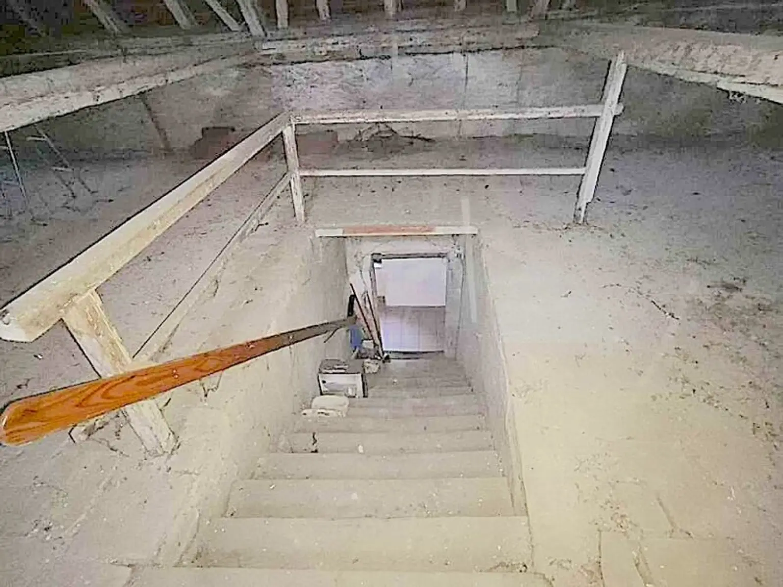 Kleine, historische Entwicklungsliegenschaft im Zentrum von Krems, mit Charme und Rohdachboden, bis auf eine Wohnung leer. wieder ein besonderes Objekt von allesgefunden.at...