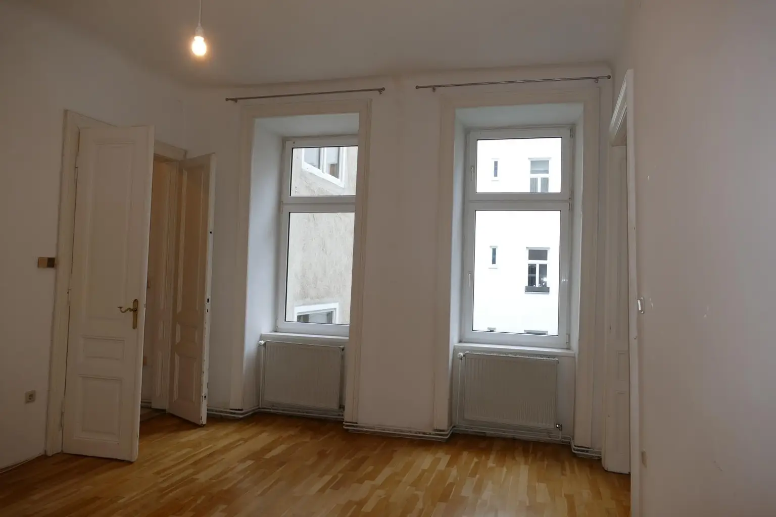 Zimmer # 01, Fenster gegen den Hof  P1160835