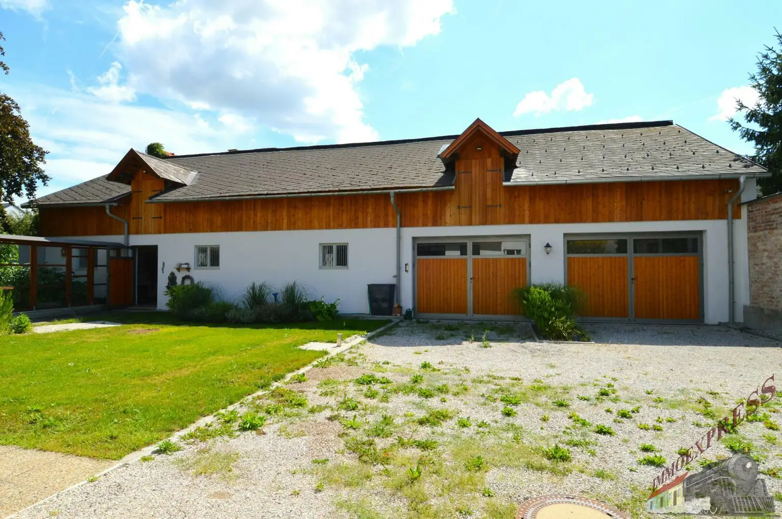 Entkerntes Einfamilienhaus mit großem Innenhof und hochwertig saniertem Stadl - zentrale Ruhelage