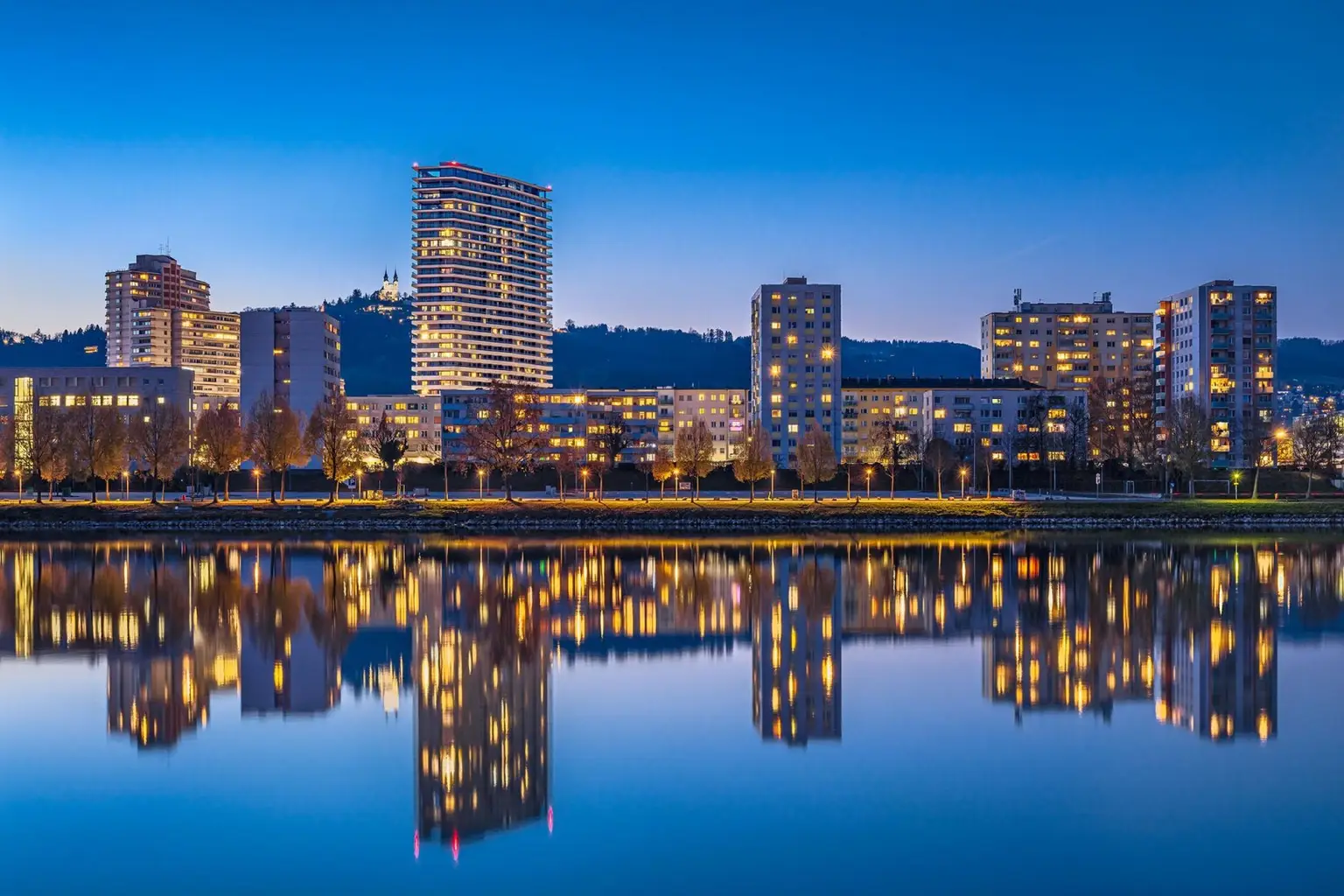 LINZ/URFAHR (BRUCKNER TOWER): EINE PERFEKTE WOHNKOMPOSITION-EIGENTUMSWOHNUNG 129,09 m² Wohnfläche + 64,15 m² Balkon + Tiefgaragenstellplätze