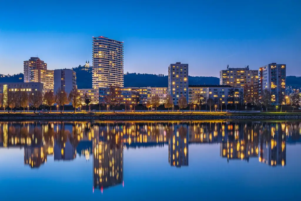 LINZ/URFAHR (BRUCKNER TOWER): EINE PERFEKTE WOHNKOMPOSITION-EIGENTUMSWOHNUNG 129,09 m² Wohnfläche + 64,15 m² Balkon + Tiefgaragenstellplätze