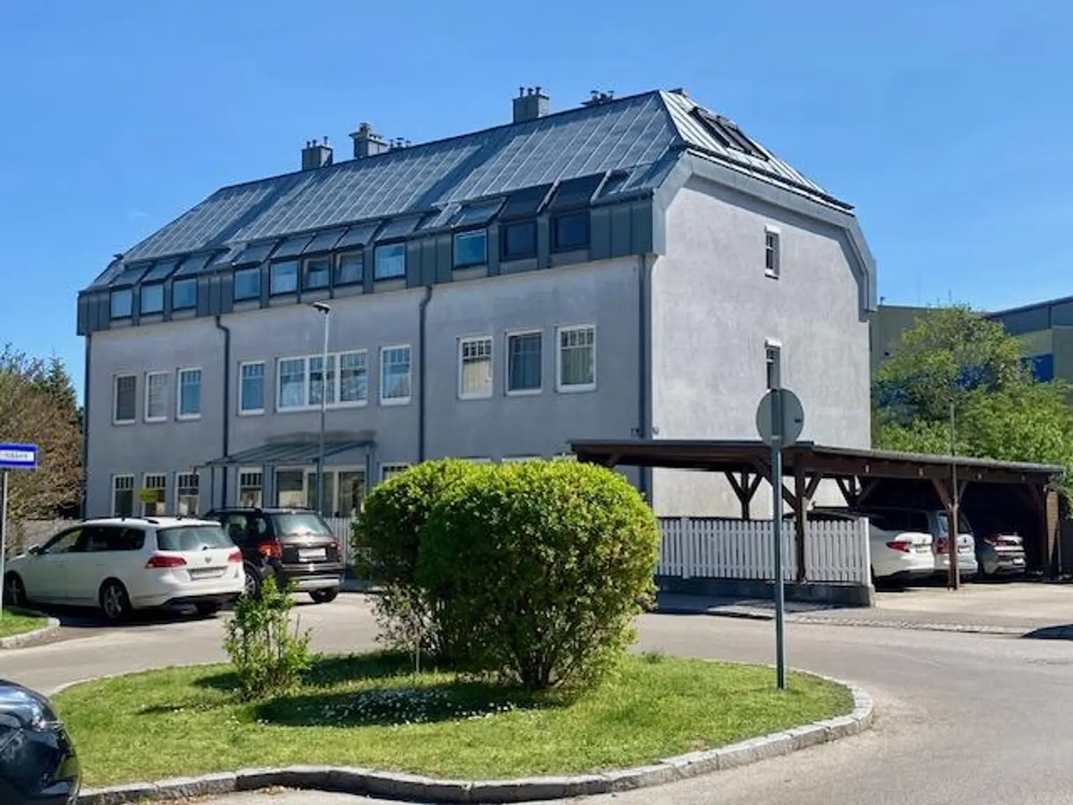 Grüne Oase in Kliniknähe – Erdgeschosswohnung wie neu, mit Carport & Garten!