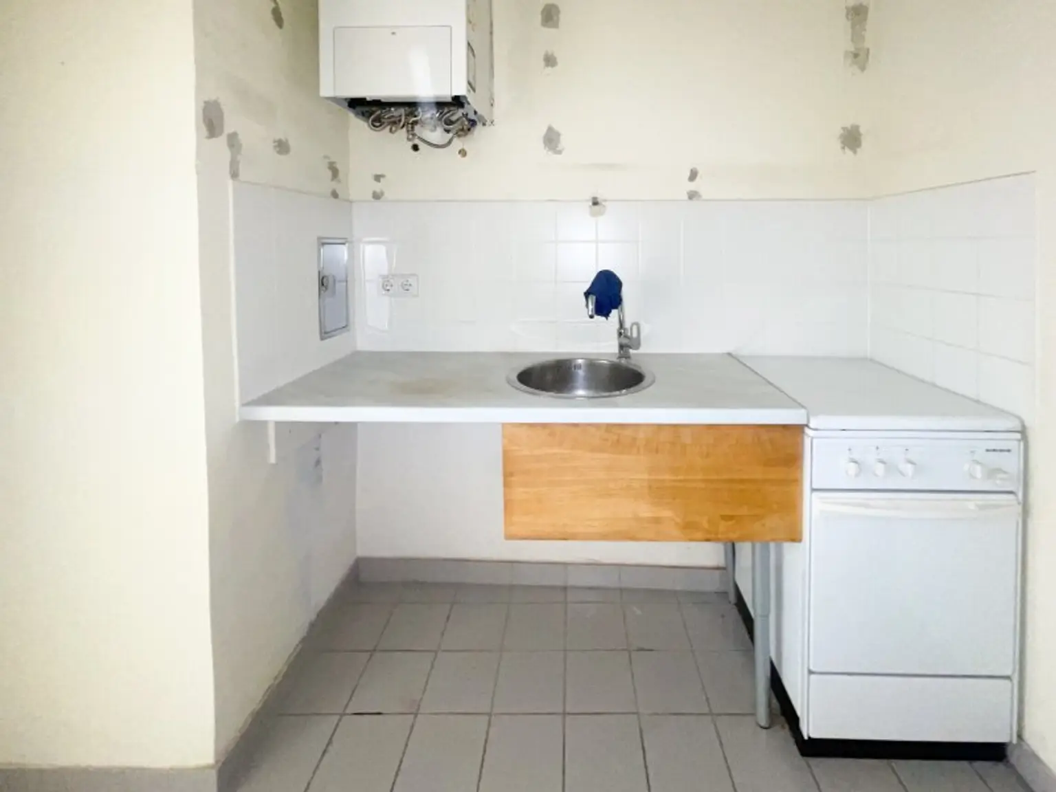 NÄHE AUGARTEN: 1-Zimmer-Altbauwohnung mit großem Gestaltungspotenzial beim Wallensteinplatz