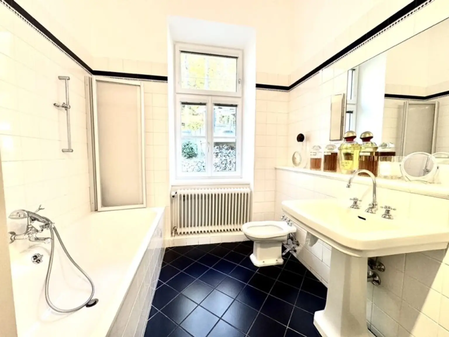 Beletage in Waldrandlage, große Terrasse, Gartennutzung, Carport, energieeffizient, Grünblick