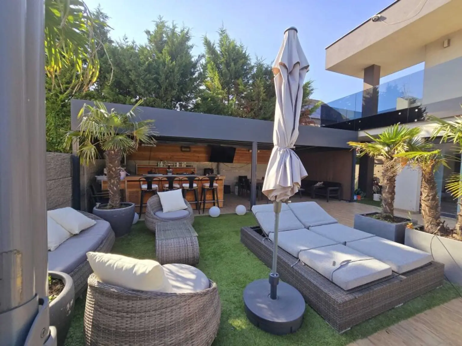 Traumhaft LUXURIÖS AUSGESSTATTETES SMART EFH in Leopoldsdorf: Wfl. 196m², 6 Zimmer, Balkon & Terrasse! + PHOTOVOLTAIK ANLAGE mit STROMSPEICHER + beheizter POOL  + GARAGE + GRILLPLATZ +