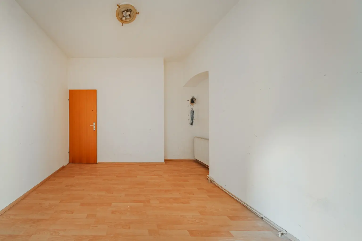 Charmante Altbauwohnung mit zwei Zimmern in sanierungsbedürftigem Zustand-in lebendiger Umgebung