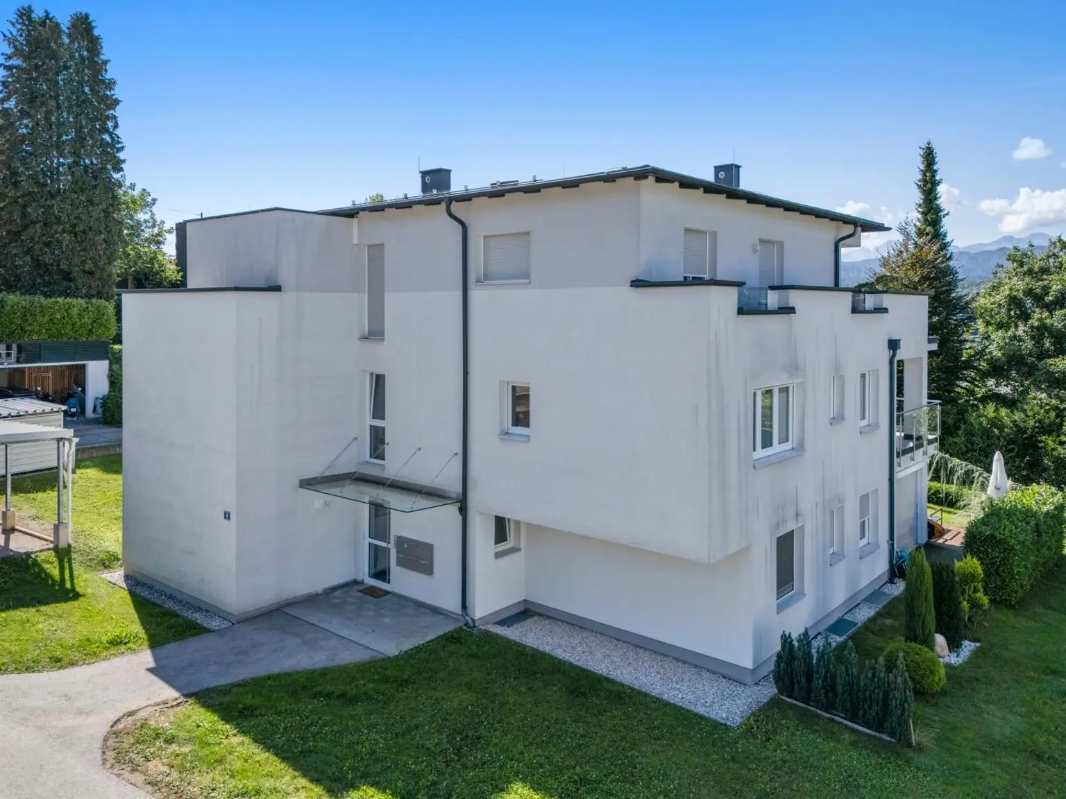Für Anleger und Eigennutzer: Seenahe, moderne Wohnung mit Terrasse