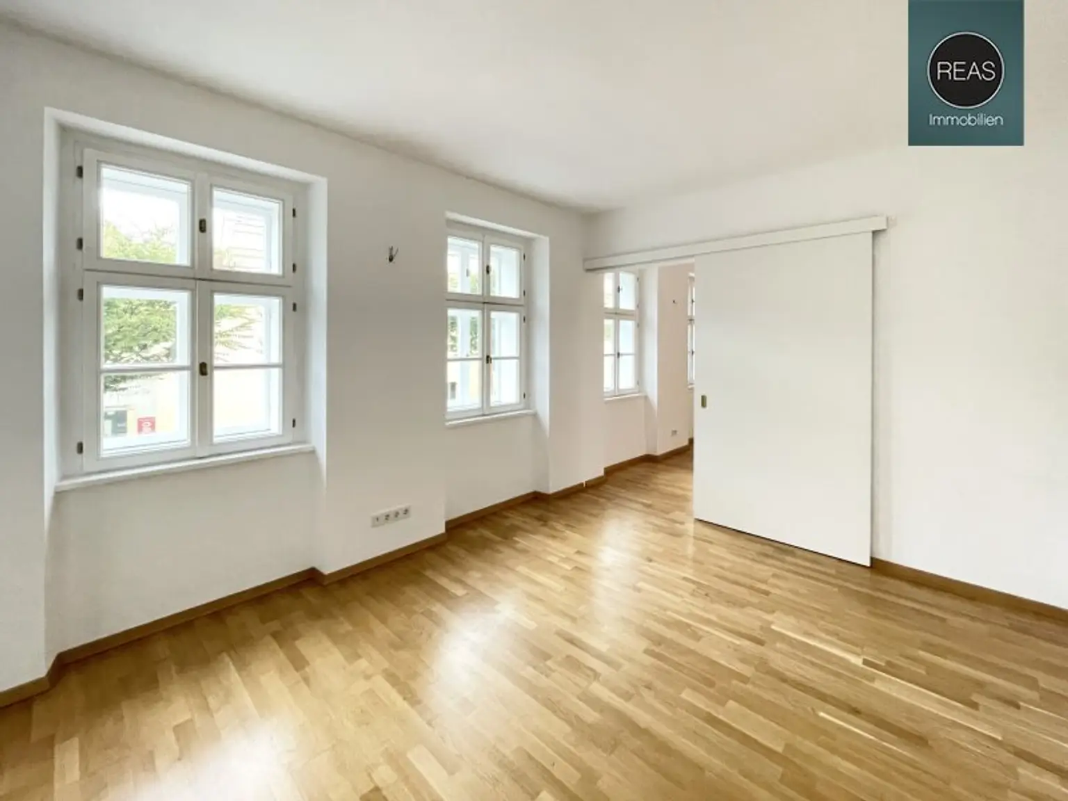 Provisionsfrei: Wunderschönes Apartment mit ruhiger Balkon-Terrasse bei der Orangerie Schönbrunn!