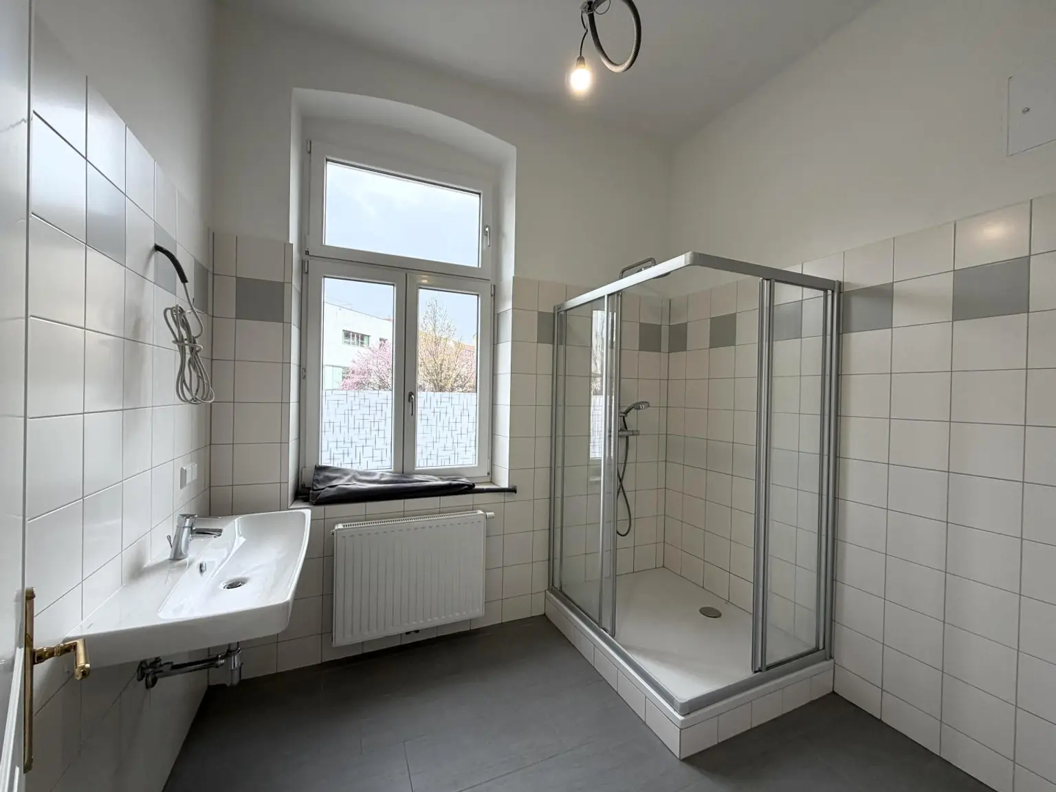 Bad mit Du, WB, WM-Anschl. + Handtuchtrockner