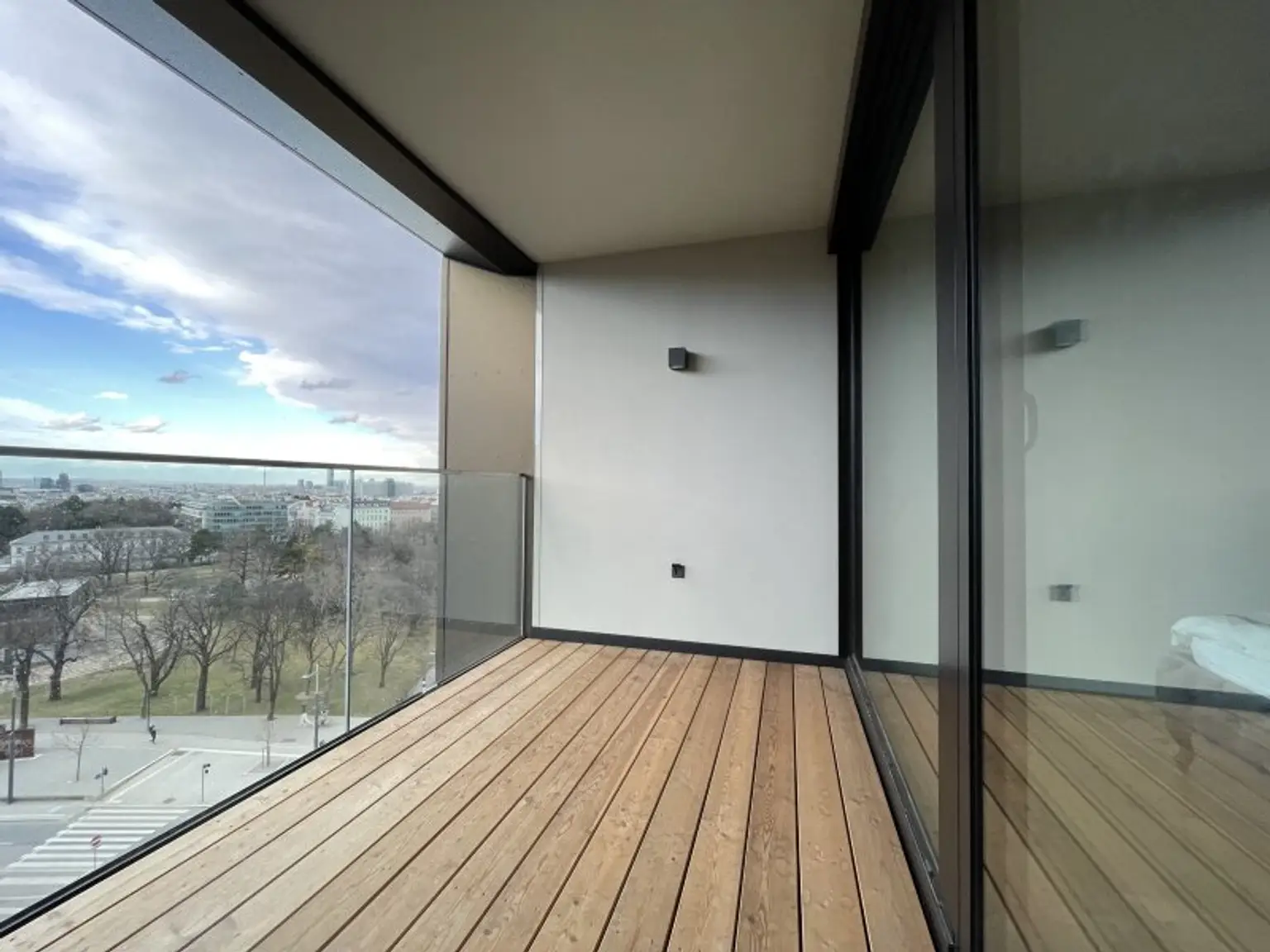 UNBEFRISTETE 2 Zimmer-Wohnung mit viel Freifläche