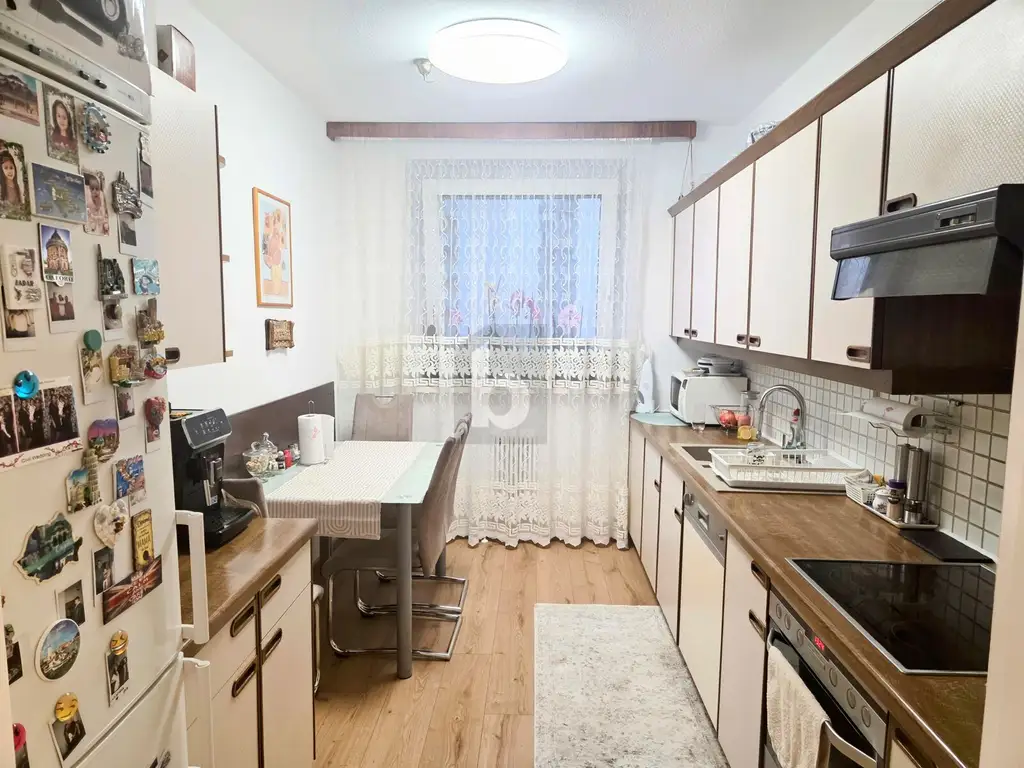 ELEGANT MÖBLIERT, MODERNISIERT UND PERFEKT GESCHNITTEN, MIT BALKON, TIEFGARAGENPLATZ UND VIEL KOMFORT