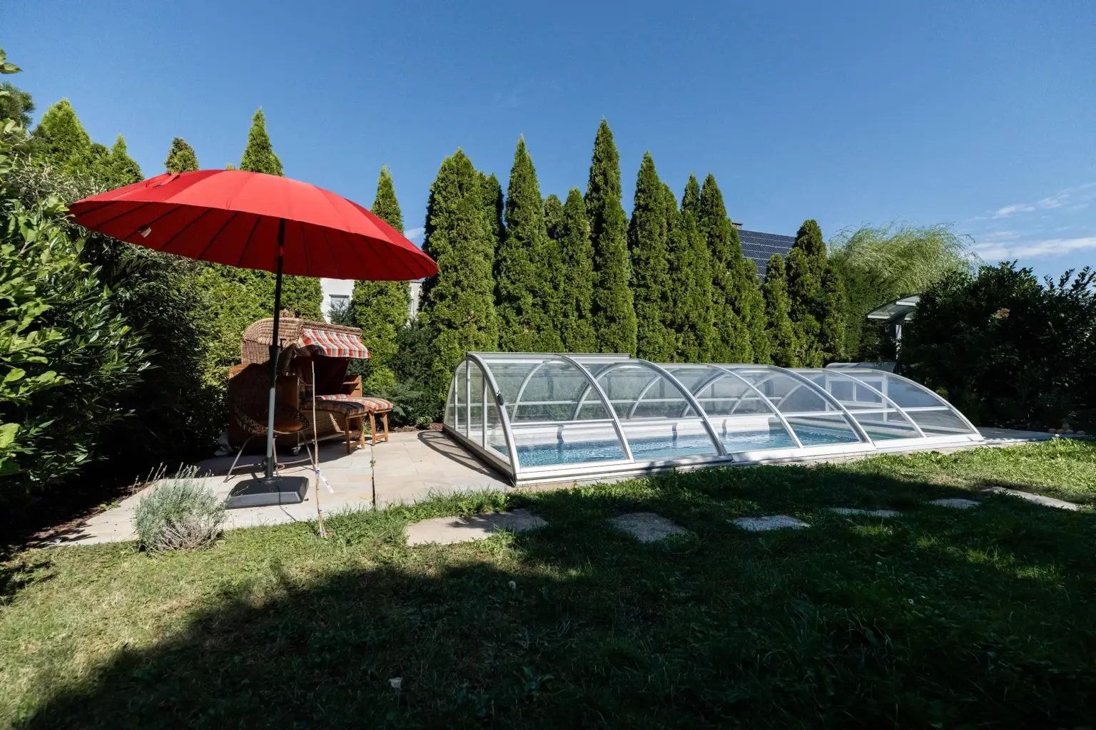 5. Pool mit Überdachung
