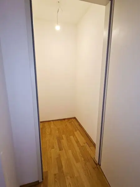EIGENGARTEN, LORYSTRASSE, 75 m2 Neubau mit 23 m2 Garten, 2 Zimmer, Wohnküche, Wannenbad, Parketten, 1. Liftstock
