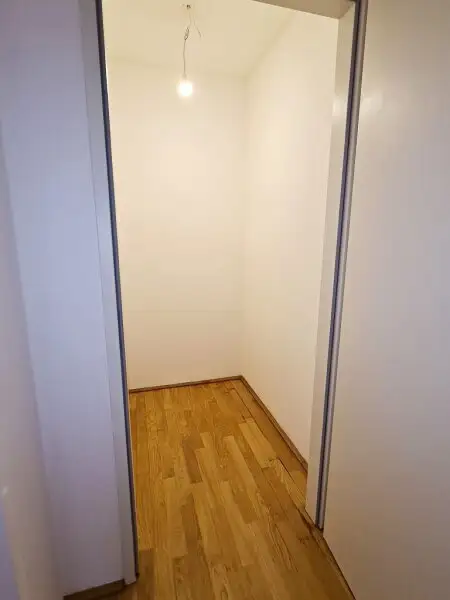 EIGENGARTEN, LORYSTRASSE, 75 m2 Neubau mit 23 m2 Garten, 2 Zimmer, Wohnküche, Wannenbad, Parketten, 1. Liftstock