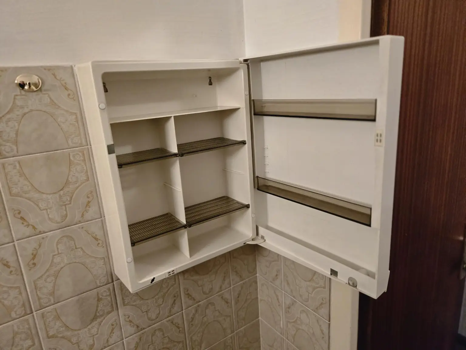 Apotheker- und Erste-Hilfe-Kasten