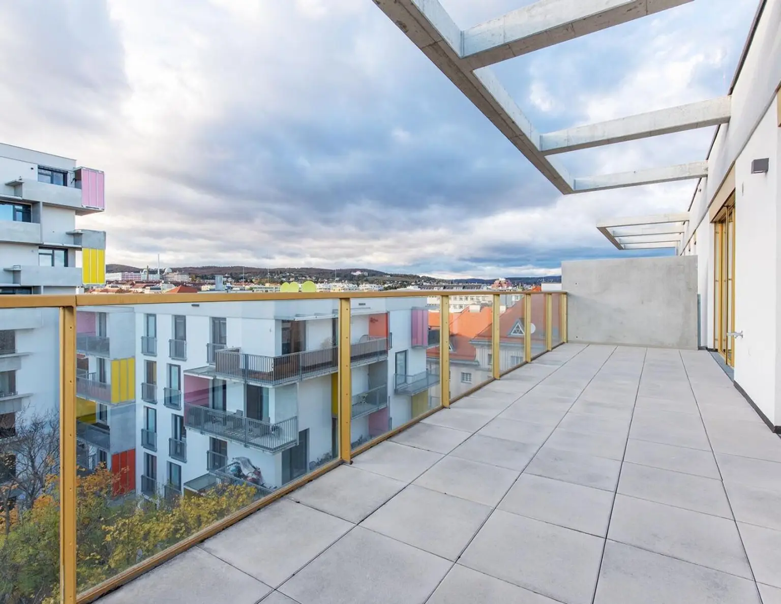 Ab Oktober! Nahe U3! Terrasse mit Weitblick! Prima 3-Zimmer-Wohnung zu vermieten!