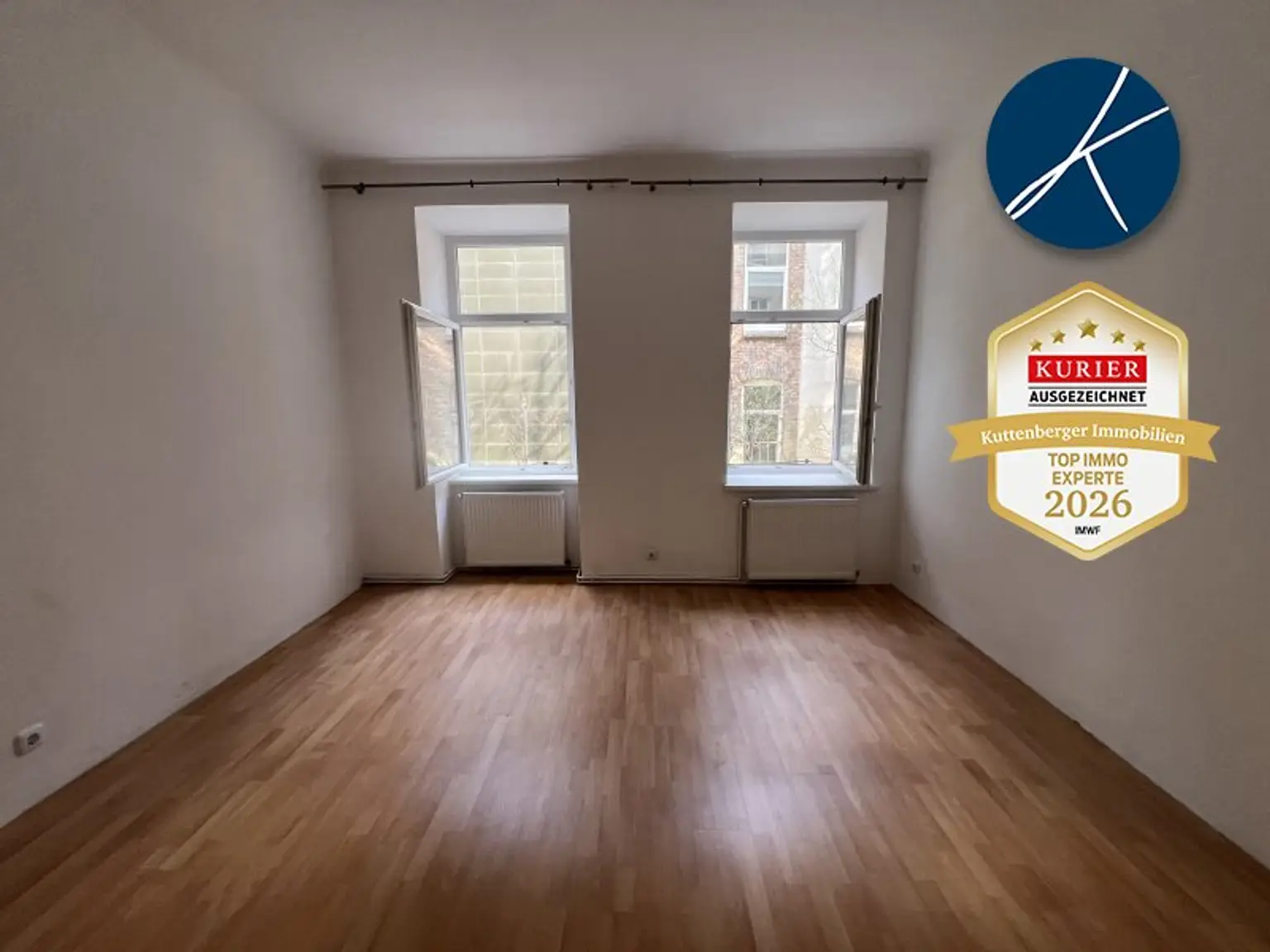 Zimmer mit Tür zum Bad