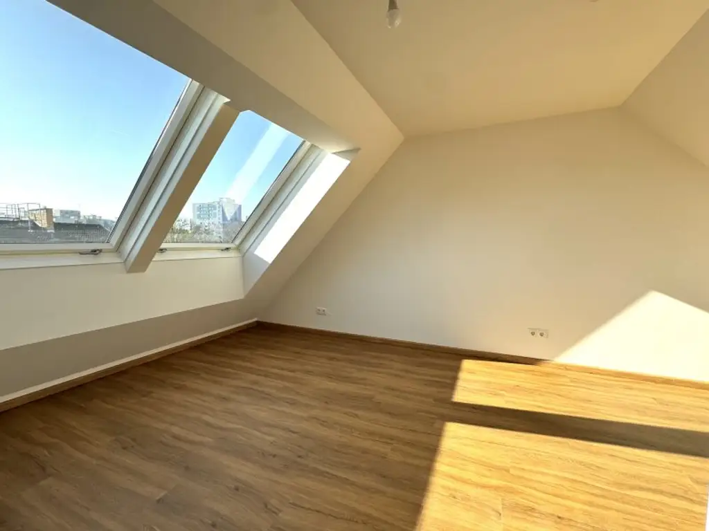 Dachgeschossausbau mit Terrasse & Klimaanlage - Erstbezug