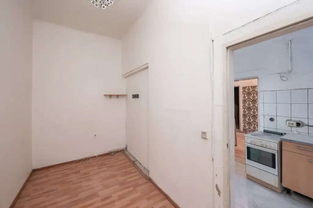 ++NEU++ Renovierungsbedürftige 4-Zimmer Altbauwohnung im Erdgeschoss!