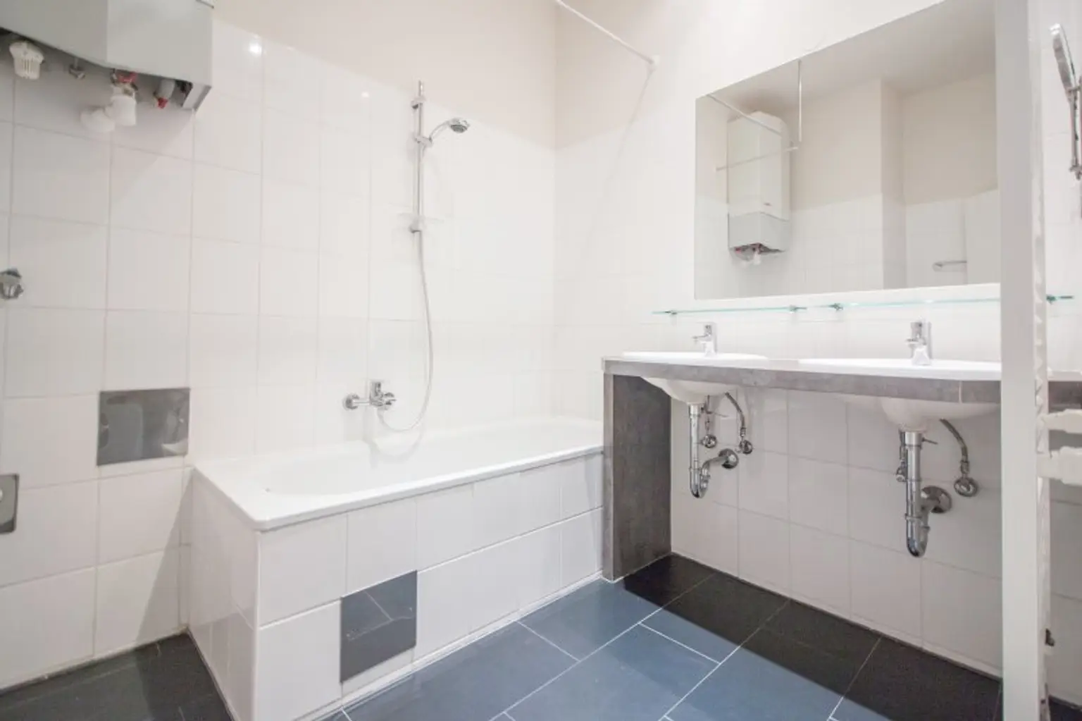 Hofseitige Altbau-Wohnung | Top Lage direkt neben U-Bahn | Balkon-Anbau möglich