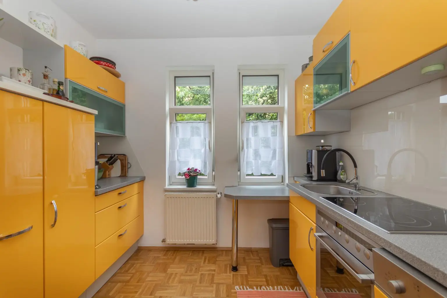 FREUNDLICHE WOHNUNG MIT GARTENNUTZUNG UND PARKPLATZ